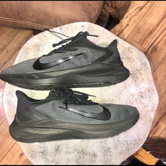 Nike Zoom Winflo 7 Triple Black Latest Running Shoes CJ0291-001  9.5 - Picture 7 of 8